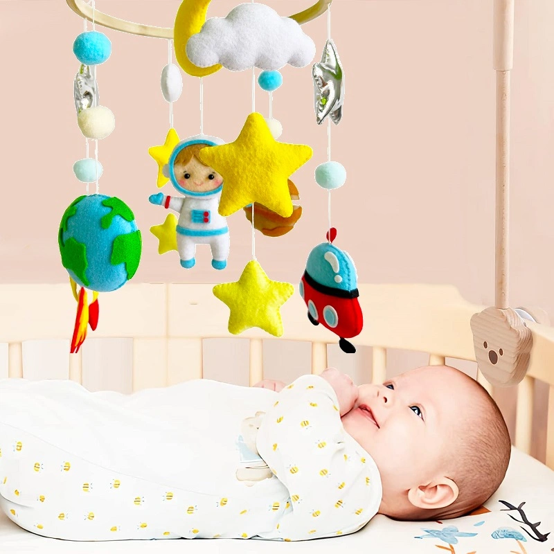 Carusel pentru bebeluși, ideal pentru pătuț și decorarea camerei copiilor, cu figurine colorate și stimulative